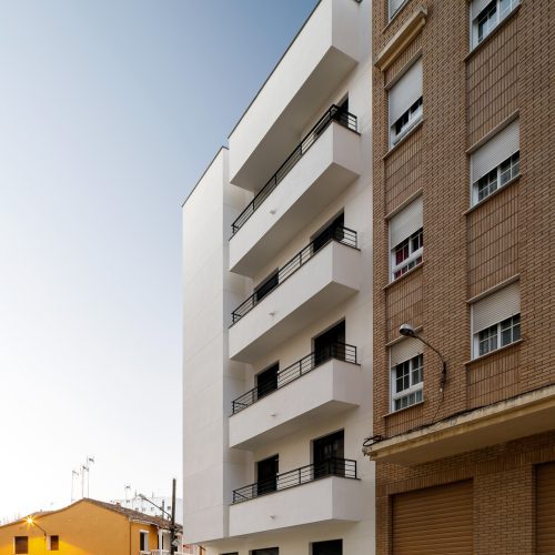 Fachada con terrazas voladas y líneas limpias diseñada por mejores arquitectos en Valencia