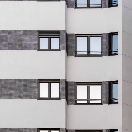 Detalle de fachada con huecos modulados y aplacado cerámico proyectado por arquitecto de calidad Valencia