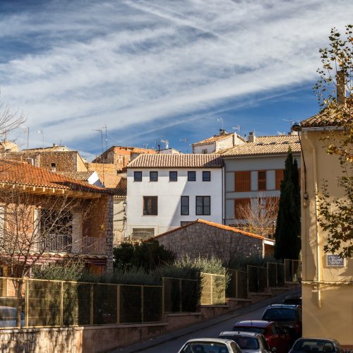 Fachada de vivienda unifamiliar entre medianeras en Requena con ritmo vertical, arquitecto Valencia