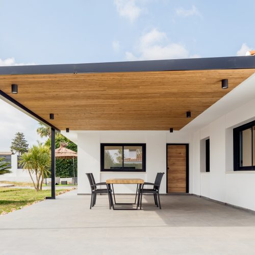 Porche exterior cubierto de una vivienda unifamiliar reformada en Picassent, diseñado por arquitecto en Valencia