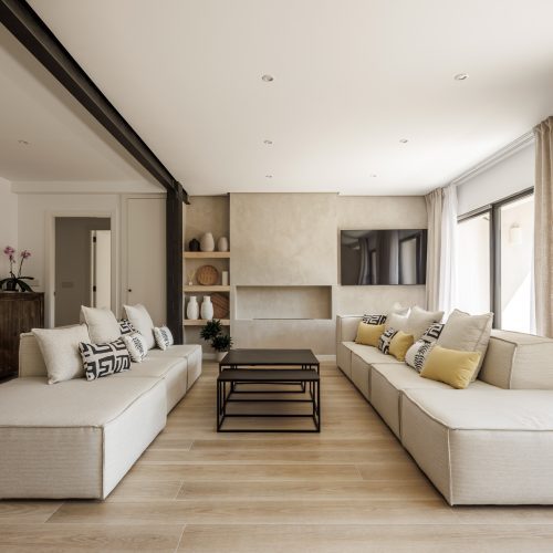 Zona de día luminosa y eficiente tras reforma integral por arquitectos Valencia en vivienda de los años 60