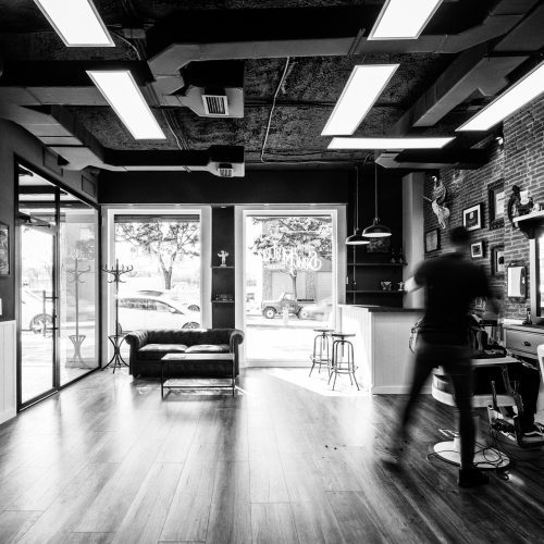 Interior amplio y luminoso con barbería en reforma de local proyectada por arquitectos Valencia