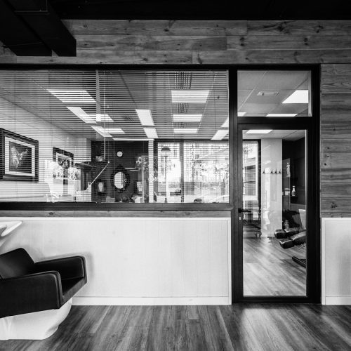 Cerramiento acristalado con persiana entre zonas funcionales proyectado por arquitecto Valencia