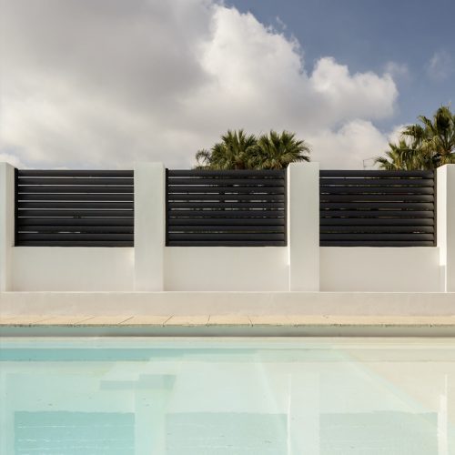 Piscina exterior con cerramiento técnico ventilado en vivienda reformada por estudio de arquitectura Valencia