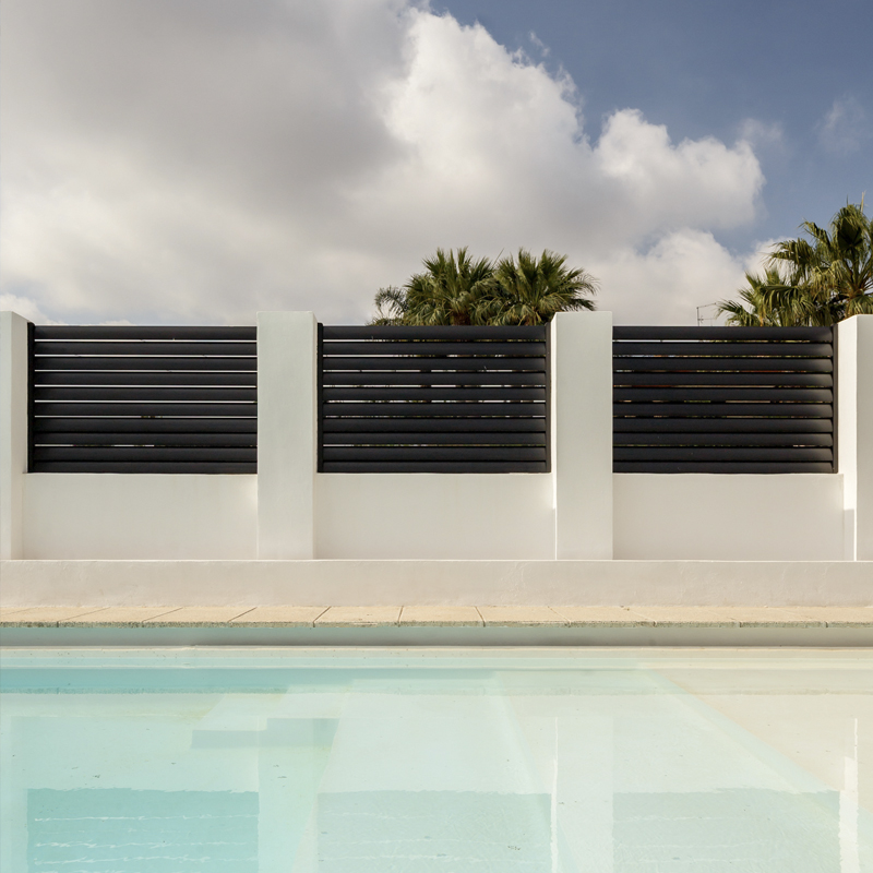 Piscina exterior con cerramiento técnico ventilado en vivienda reformada por estudio de arquitectura Valencia