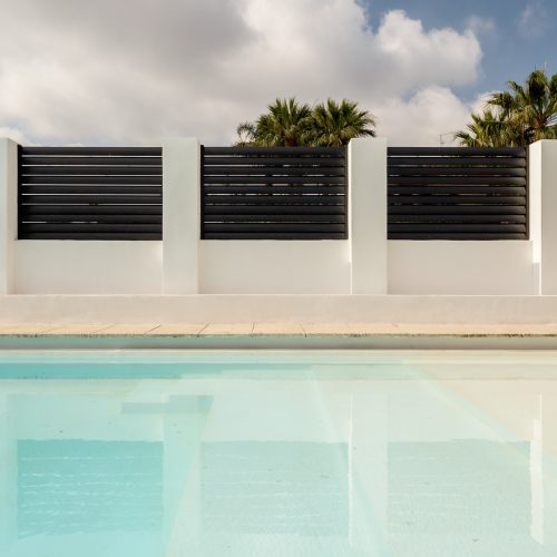 Detalle de piscina y cerramiento exterior en vivienda reformada por estudio de arquitectura en Valencia