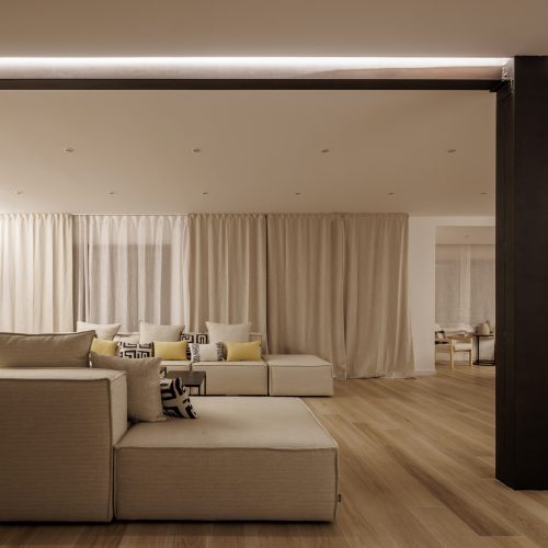 Vista nocturna del salón comedor con iluminación indirecta en vivienda contemporánea