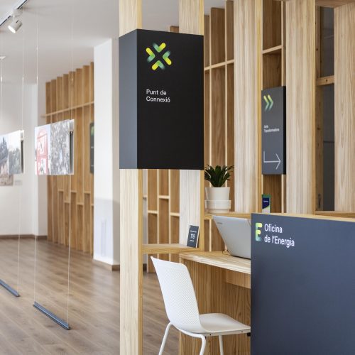 Vista interior de punto de información ciudadana, diseñado por arquitectos Valencia con sistemas modulares y madera reciclada.