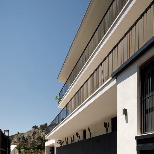 Diseño de vivienda del estudio de arquitectura Valencia, donde destaca el ritmo vertical de barandillas metálicas de la Villa Muntanya