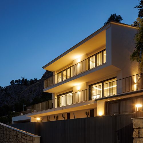 Fachada iluminada en tres alturas tras reforma integral de vivienda unifamiliar en la provincia de Valencia