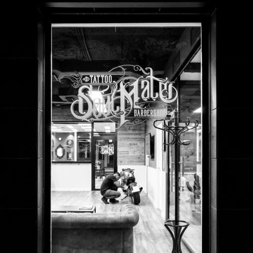 Espacio de espera con acceso retranqueado diseñado por arquitecto Valencia para barbershop en Torrent