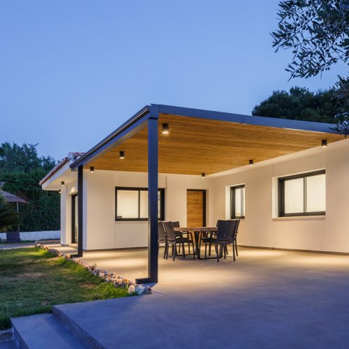 Porche exterior con iluminación perimetral en vivienda reformada por estudio de arquitectura en Valencia