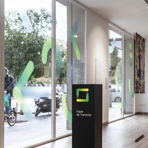 Elemento vertical identificativo en zona de transición, diseñado por mejores arquitectos en Valencia para espacio público sostenible.