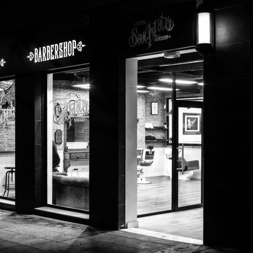 Fachada acristalada y organización interior visible en proyecto nocturno de los mejores arquitectos en Valencia