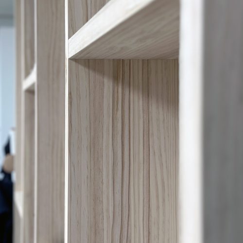 Detalle en primer plano del mobiliario de madera diseñado por mejores arquitectos en Valencia para la Oficina de la Energía.