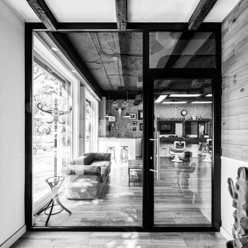 Conexión visual entre zonas interiores mediante cerramiento acristalado de arquitecto de calidad Valencia