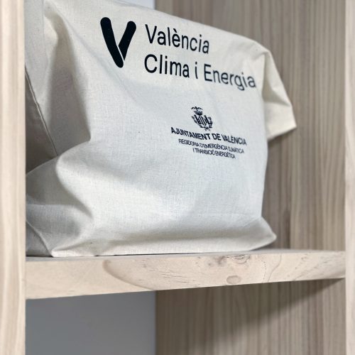 Bolsa institucional en estante de madera natural dentro del mobiliario diseñado por arquitecto de calidad Valencia.