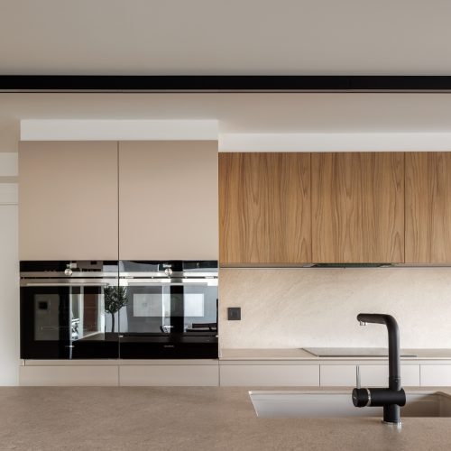 Arquitecto en Valencia con propuesta de cocina integrada, con mobiliario a medida, encimera mineral y grifería negra en Villa Muntanya
