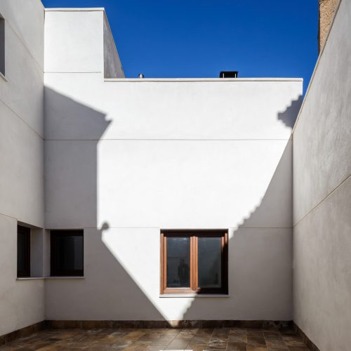 Vista vertical del patio interior con huecos enfrentados y luz natural proyectada, contratar arquitecto en Valencia