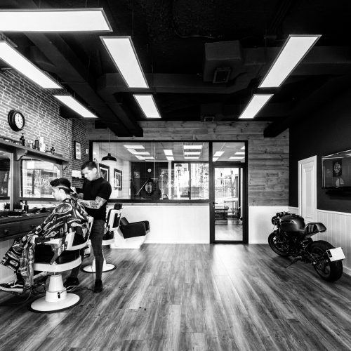 Zona de barbería con actividad y diseño interior técnico proyectado por arquitecto obra nueva Valencia