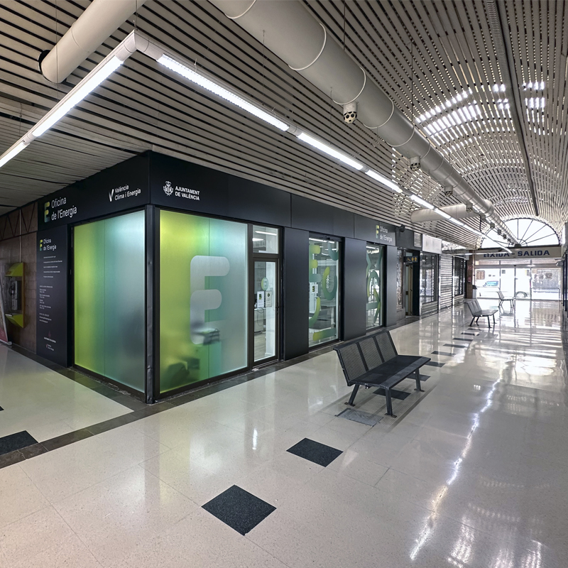 Vista general de la Oficina de la Energía III en el Mercado de Torrefiel, proyecto de la Oficina de la Energía Valencia con fachada interior acristalada.