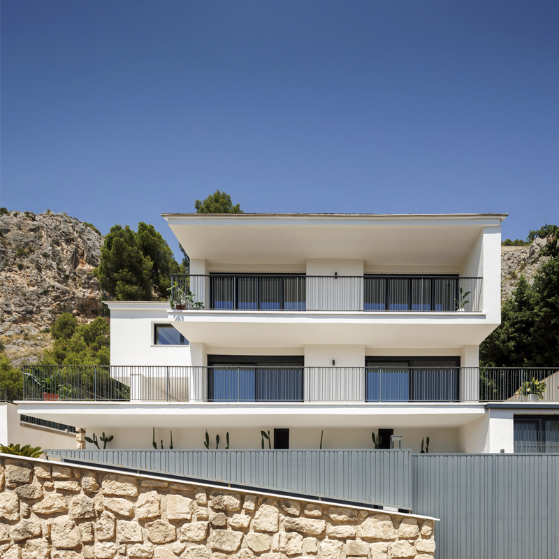 Fachada principal de vivienda unifamiliar reformada por arquitecto reformas integrales Valencia