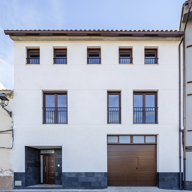 Fachada principal de vivienda unifamiliar Casa Las Peñas desarrollada por arquitecto Valencia.