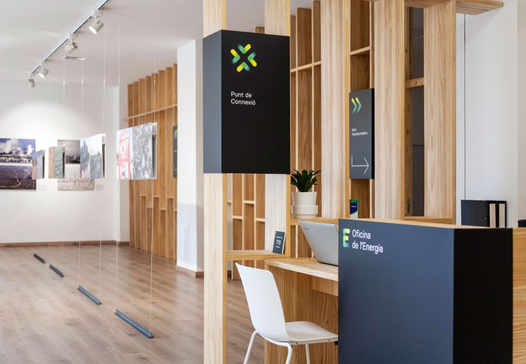 Diseño de espacios comerciales y oficinas en Valencia realizado por estudio de arquitectura, interior contemporáneo con mobiliario a medida y organización funcional