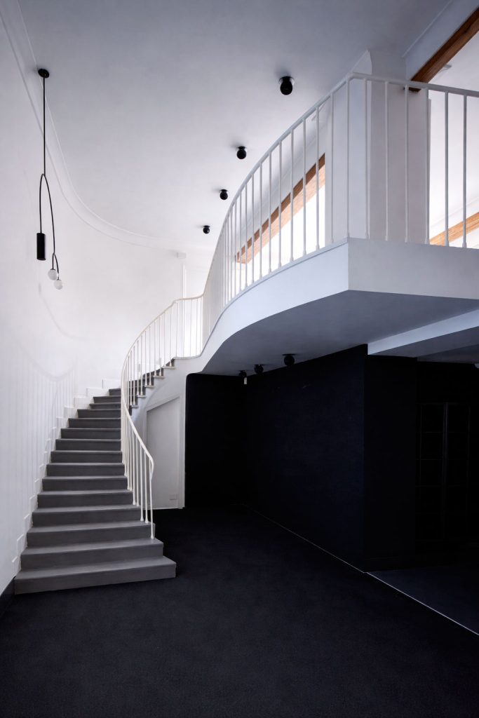 Escalera interior vinculada al estudio de arquitectura en Valencia, recorrido vertical continuo definido por geometría y luz