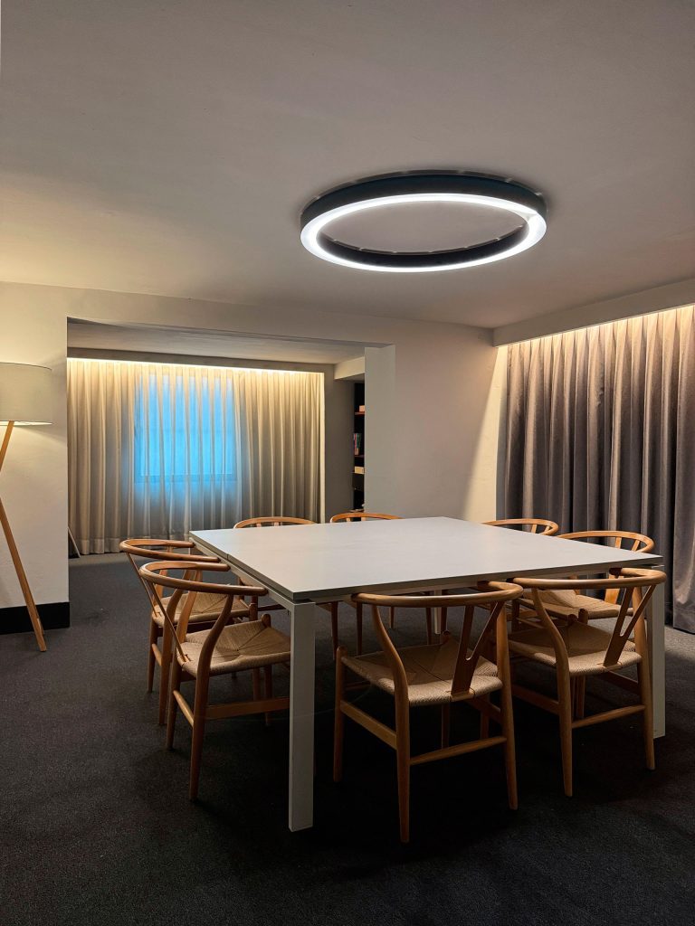 Sala de reuniones del estudio de arquitectura en Valencia, espacio de trabajo compartido para diálogo y toma de decisiones