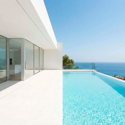 Vivienda unifamiliar de lujo de obra nueva con piscina infinity, grandes ventanales y vistas abiertas al mar Mediterráneo.