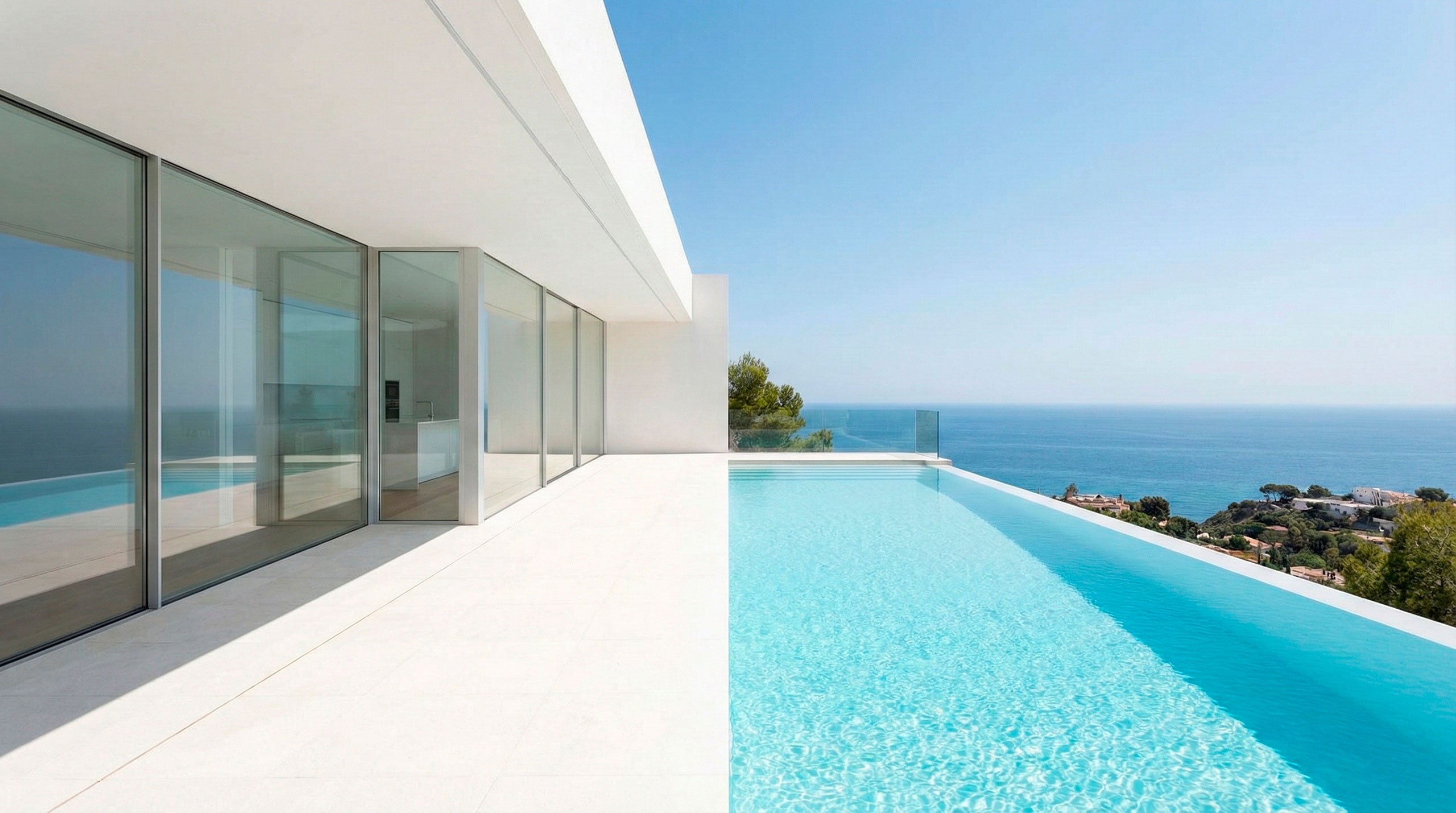 Vivienda unifamiliar de lujo de obra nueva con piscina infinity, grandes ventanales y vistas abiertas al mar Mediterráneo.