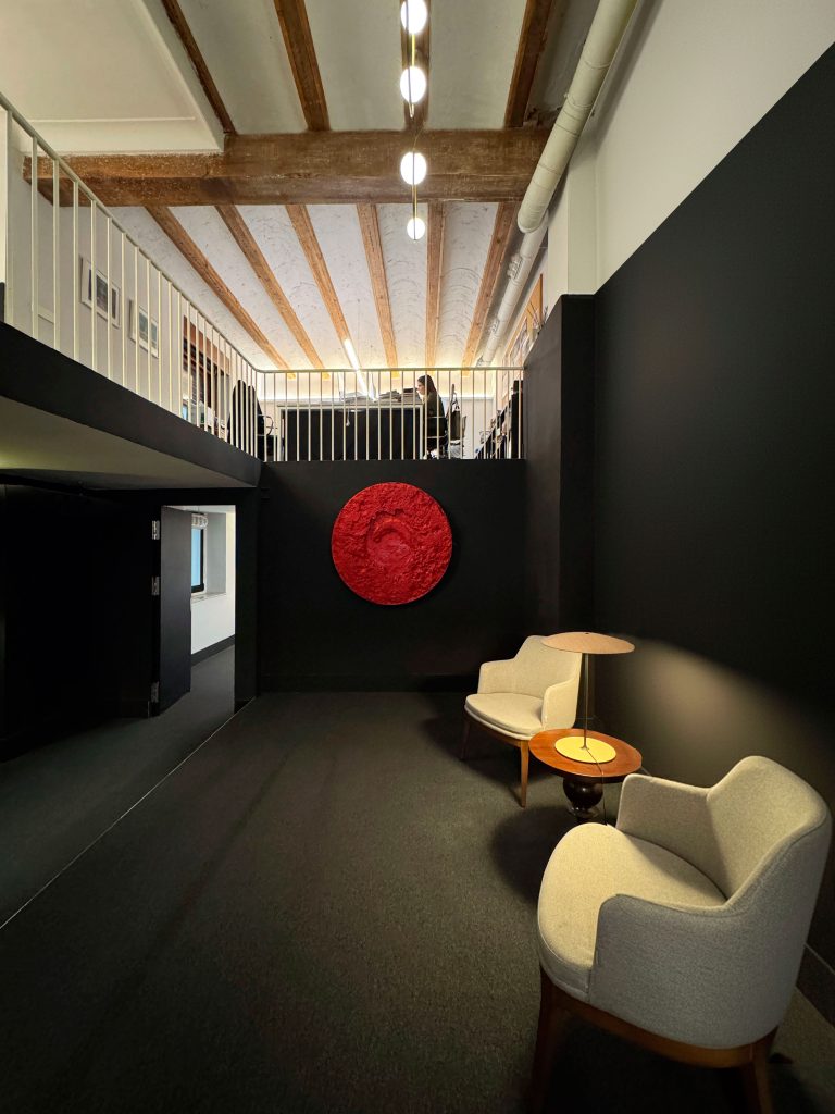 Zona de espera vinculada al estudio de arquitectura en Valencia, espacio interior de conversación con atmósfera contenida